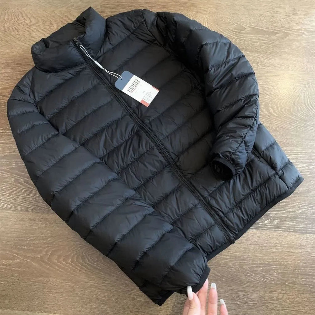 "Chaqueta acolchada ligera para hombre: abrigo corto de plumón de algodón con capucha, estilo juvenil, moderno y casual, corte cleanfit con cierre de cremallera en colores lisos."