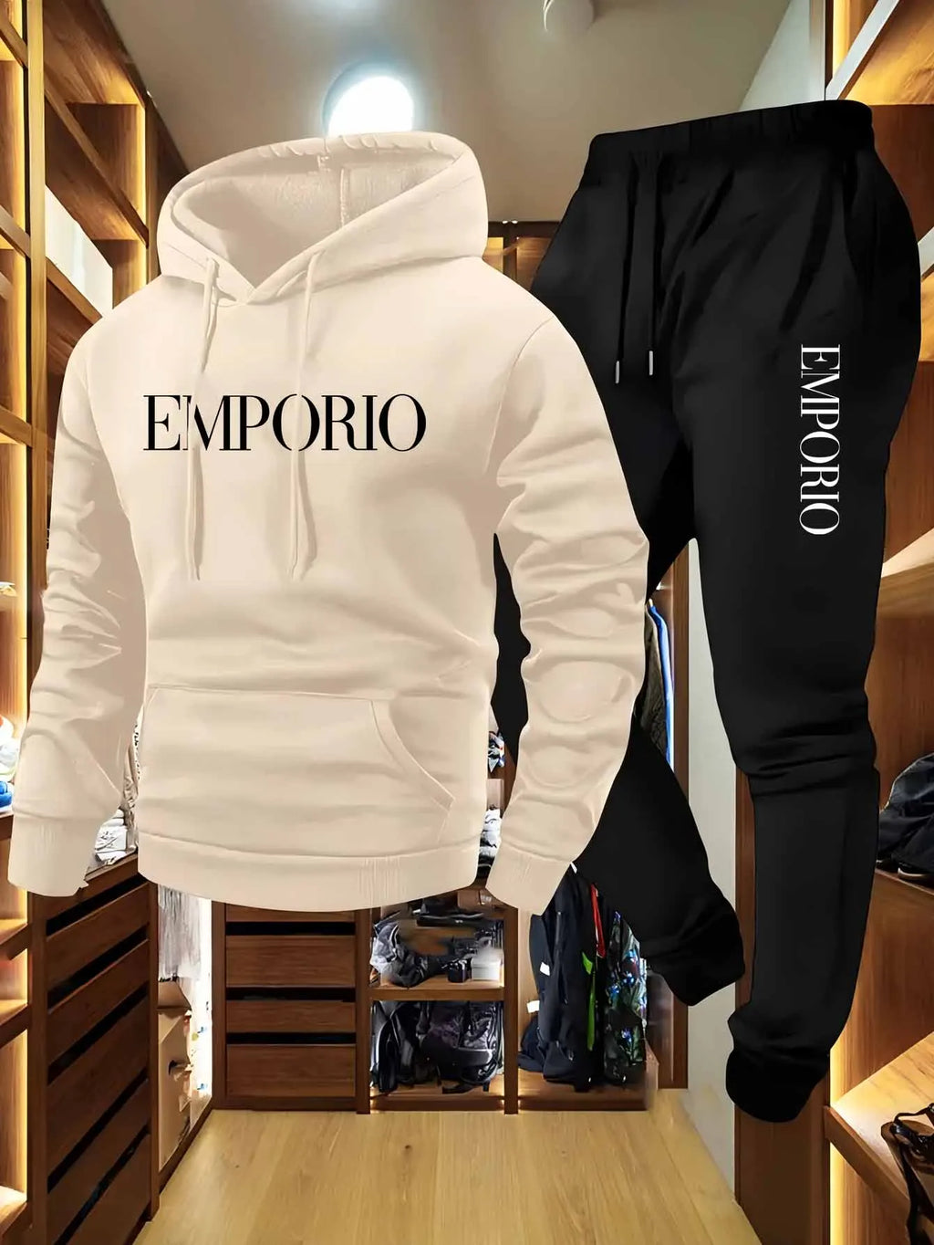 Conjunto deportivo casual para hombre en verde oliva, compuesto por sudadera con capucha y pantalón jogger cargo con múltiples bolsillos y estampado EMPORIO.