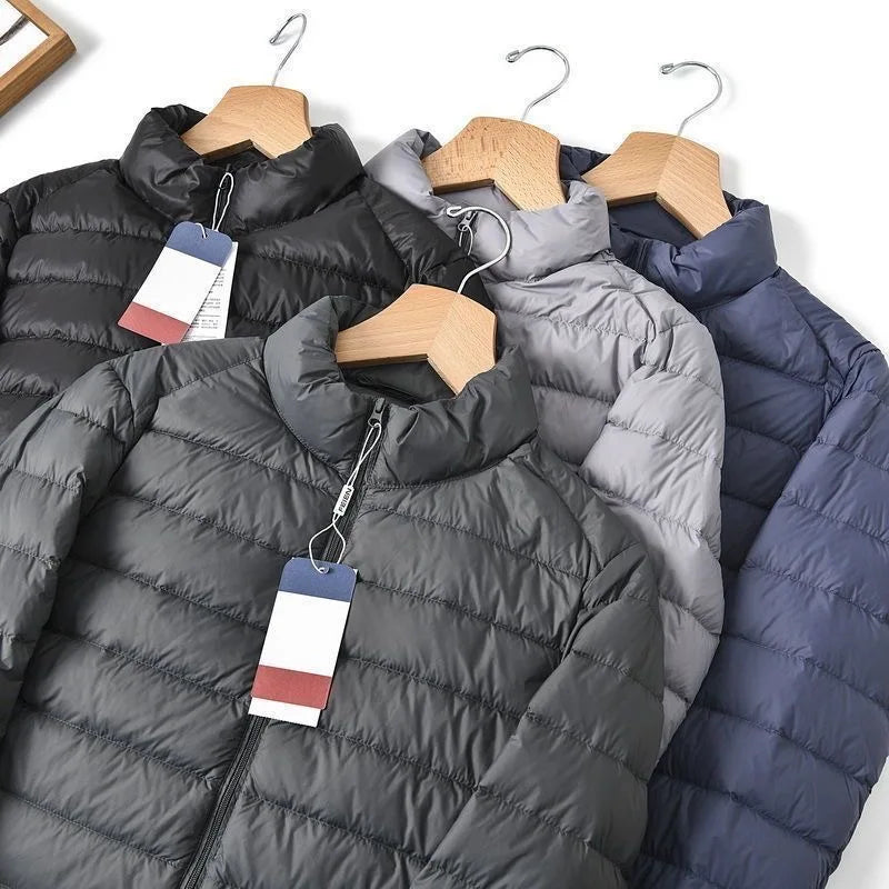 "Chaqueta acolchada ligera para hombre: abrigo corto de plumón de algodón con capucha, estilo juvenil, moderno y casual, corte cleanfit con cierre de cremallera en colores lisos."