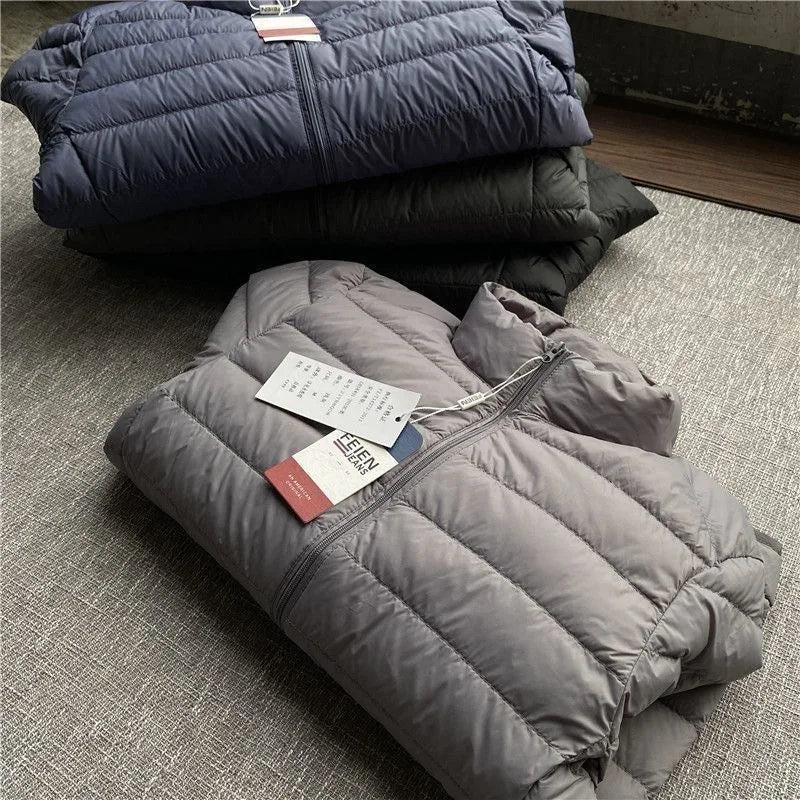 "Chaqueta acolchada ligera para hombre: abrigo corto de plumón de algodón con capucha, estilo juvenil, moderno y casual, corte cleanfit con cierre de cremallera en colores lisos."