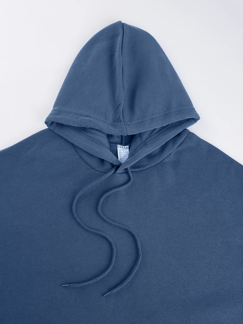 Es un conjunto de dos piezas compuesto por una sudadera con capucha y pantalones deportivos.