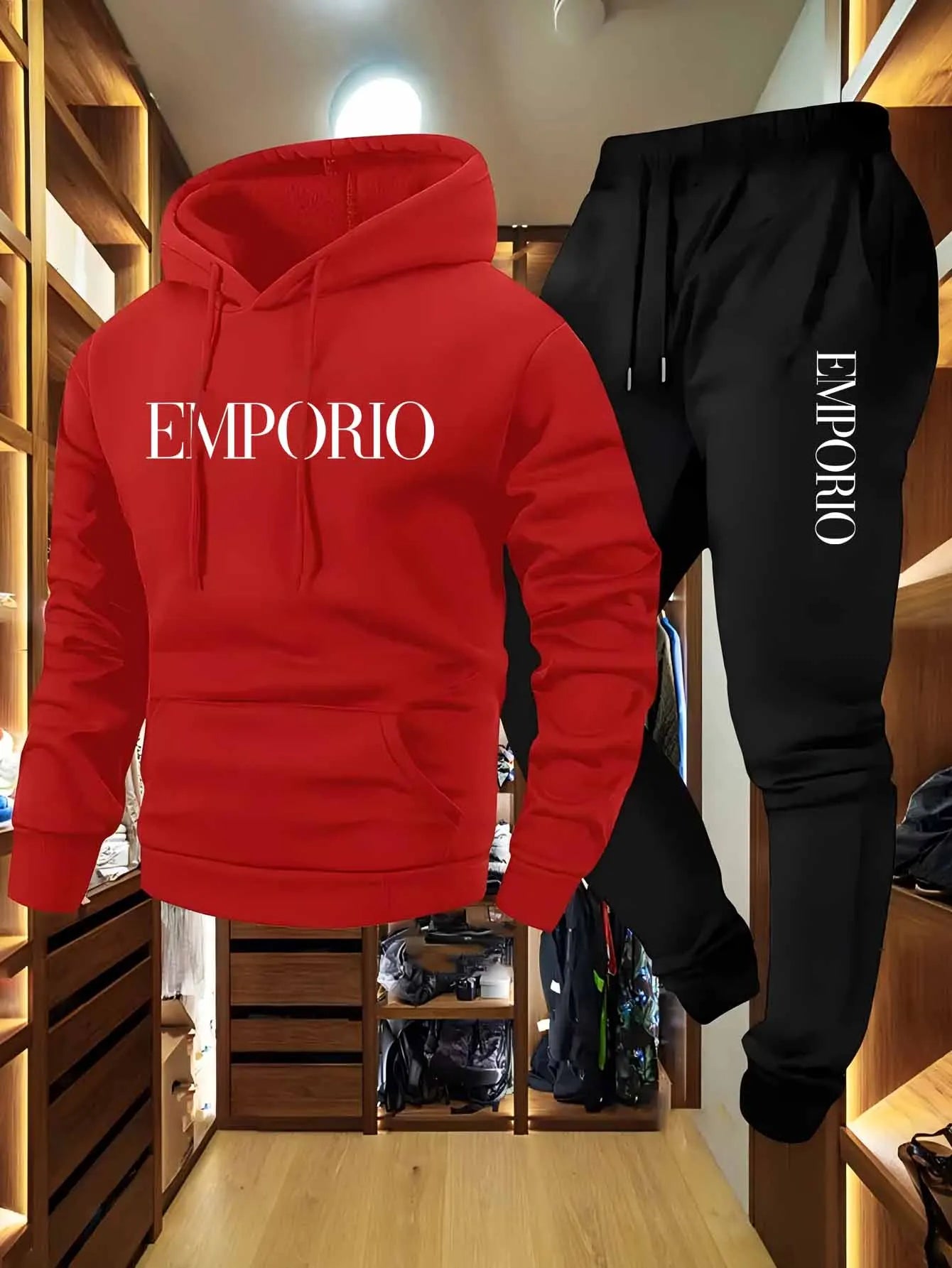 Conjunto deportivo casual para hombre en verde oliva, compuesto por sudadera con capucha y pantalón jogger cargo con múltiples bolsillos y estampado EMPORIO.