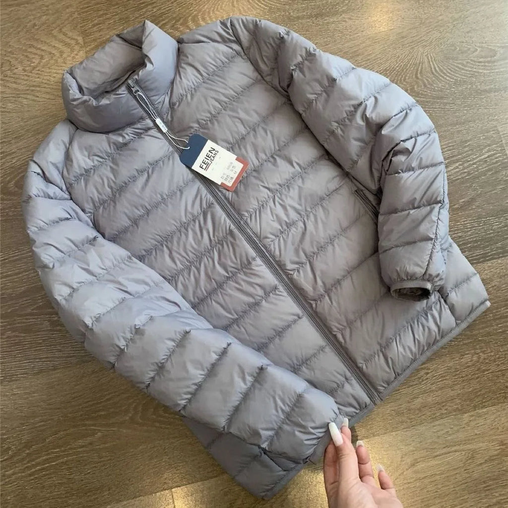 "Chaqueta acolchada ligera para hombre: abrigo corto de plumón de algodón con capucha, estilo juvenil, moderno y casual, corte cleanfit con cierre de cremallera en colores lisos."